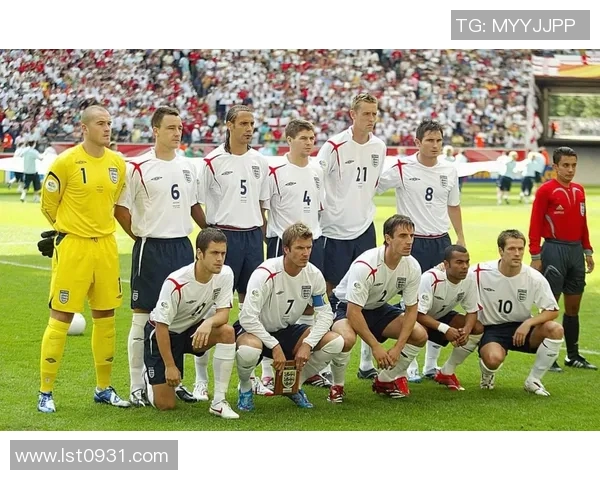 足球明星赛场秀恩爱甜蜜瞬间引发球迷热议与关注